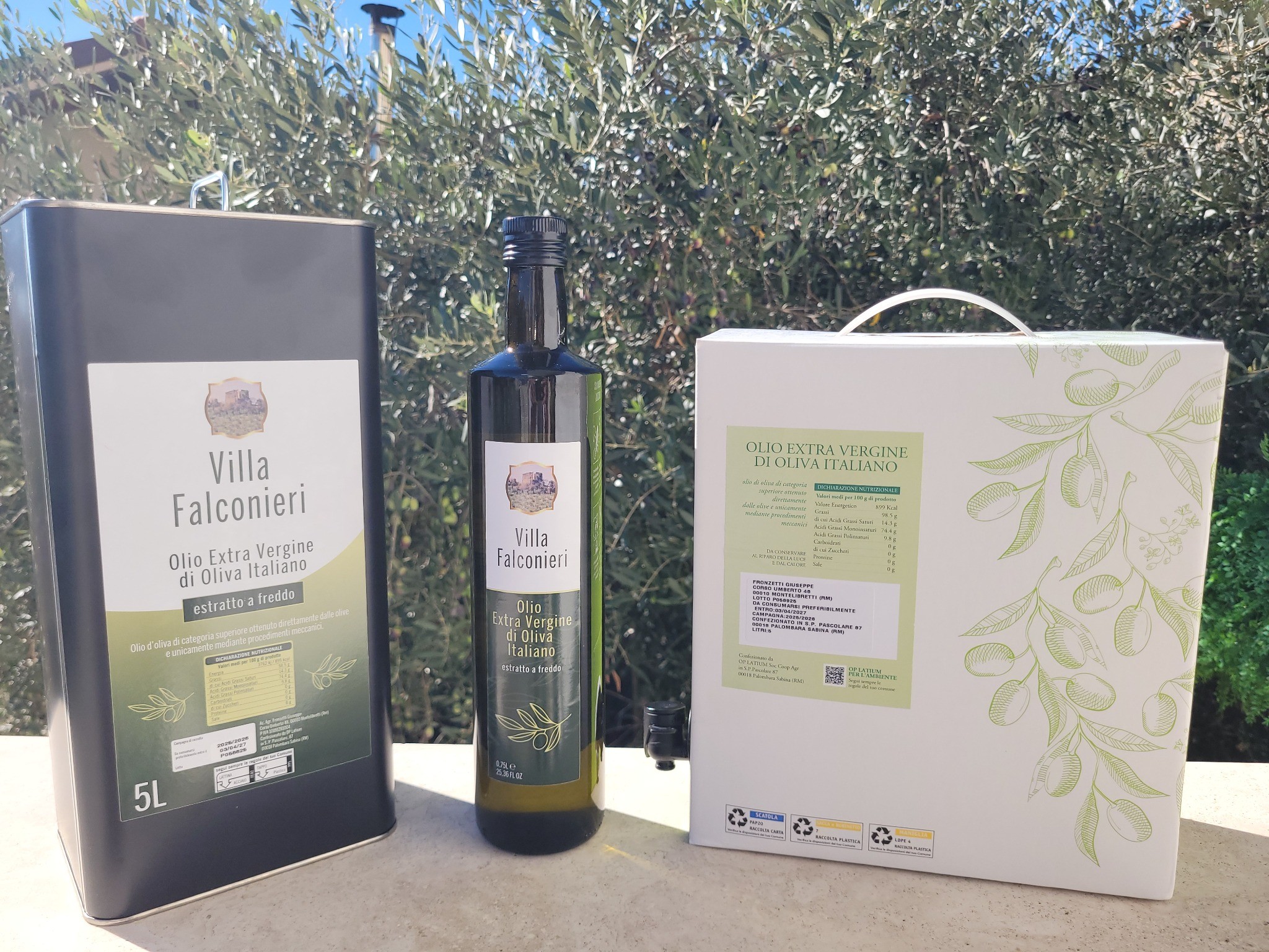 Confezioni e bottiglia Villa Falconieri